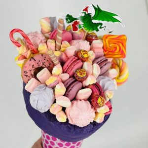 Новогодний букет со сладостями и драконом