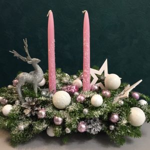 Новогоднее украшение на стол со свечами и нобилисом