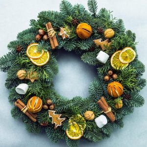 Новогодний венок из сушеных апельсинов и корицы